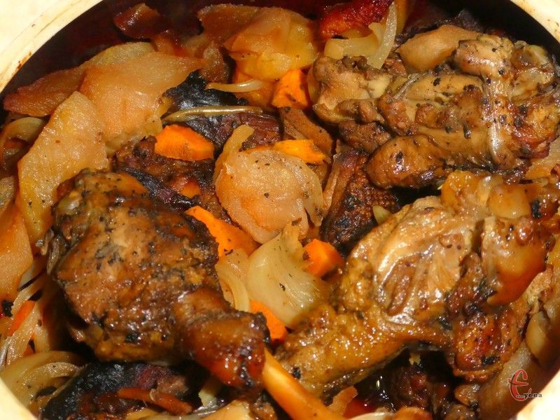 Ця страва за смаком і ніжністю нагадує качку-конфі, але замість жиру для «томління» тут використовується сидр.