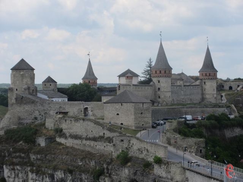 Старовинне місто з добре збереженими середньовічними фортифікаціями не без підстав претендує на звання фестивальної столиці країни