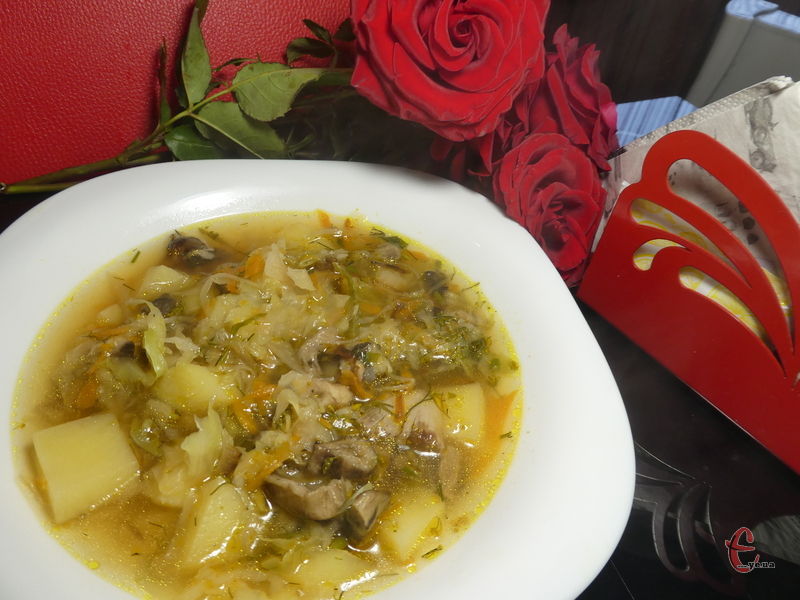 Для приготування смачного українського капусняку з капустою і грибами краще вибирати свинину чи яловичину.