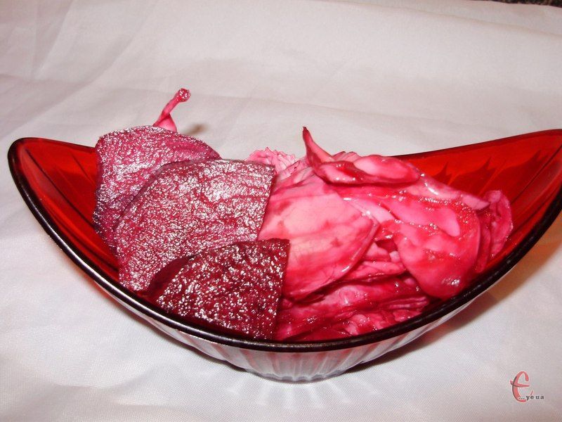 Раджу не виливати буряковий маринад, а використовувати його під час приготування червоного борщу — і смачно, і колір красивий.