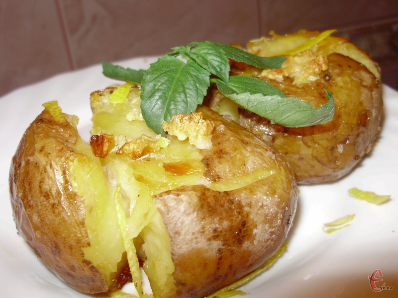 Картофель запеченный с сыром камамбером в духовке
