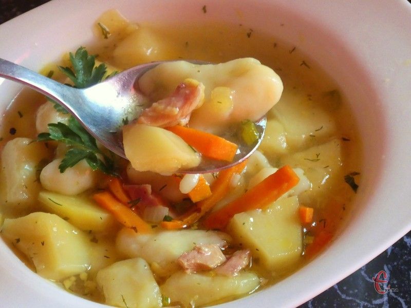 Кльоцки в цьому супі заміняють домашню локшину, вони такі ніжні, що навіть чимось нагадують італійські ньоки. 