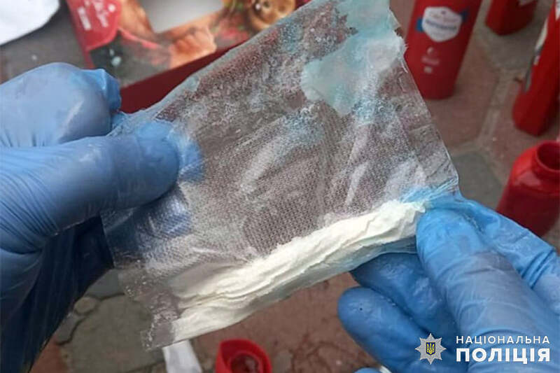 Під час обшуку квартири поліцейські виявили значний обсяг кокаїну, амфетаміну, канабісу, PVP та майже 1,5 тисячі психотропних таблеток