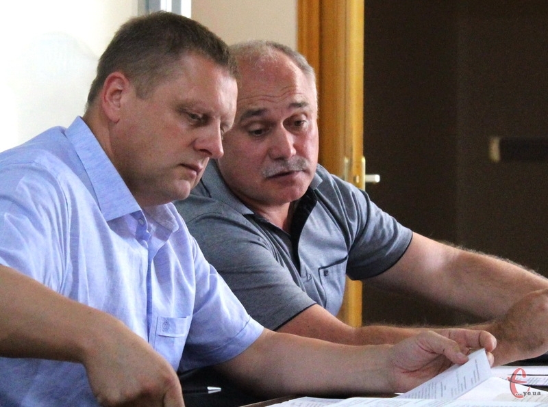 Антикорупційний суд виніс вирок Миколі Харкавому (з лівого боку)