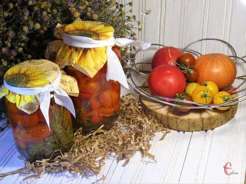 Головна родзинка томатів у желе - споживати їх можна разом із маринадом. 