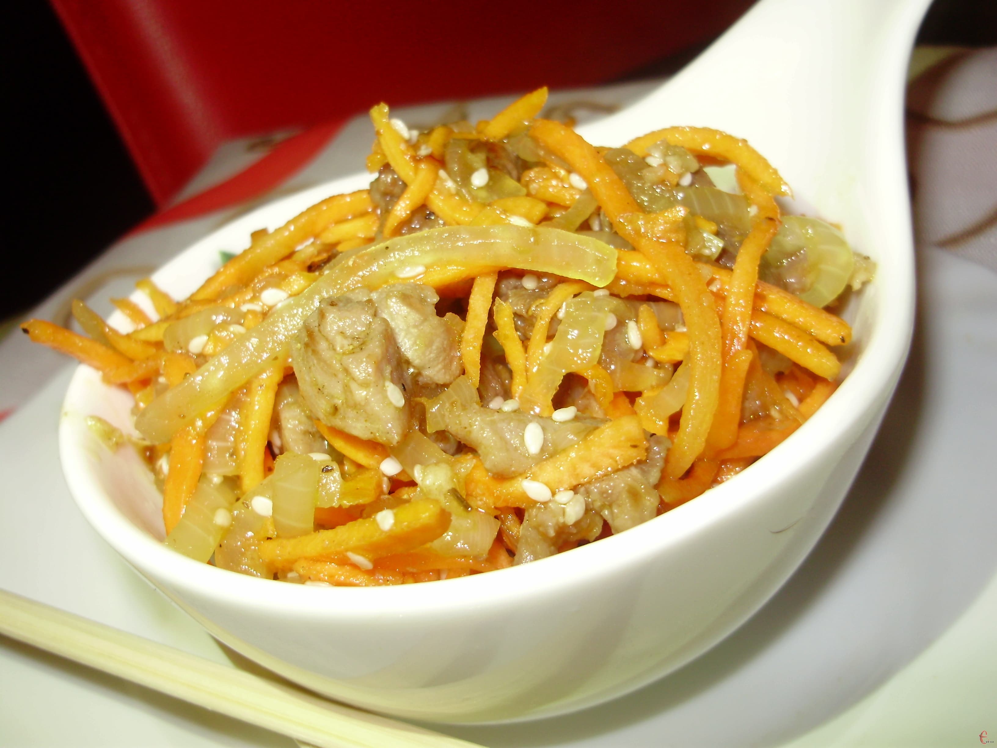 Корейський м’ясний салат — «зникає» на святковому столі першим!