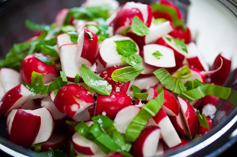 В кулінарному світі існує чимало цікавих, оригінальних та смачних салатів з редискою. 