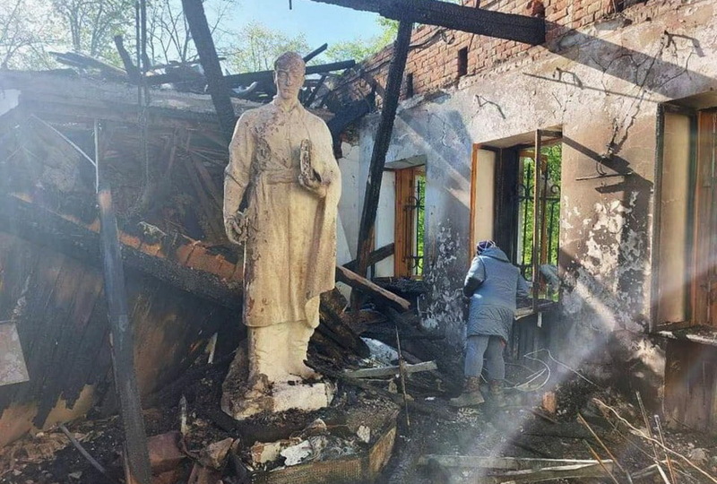 Скульптура Григорія Сковороди дивом вціліла після потрапляння в музей російської ракети