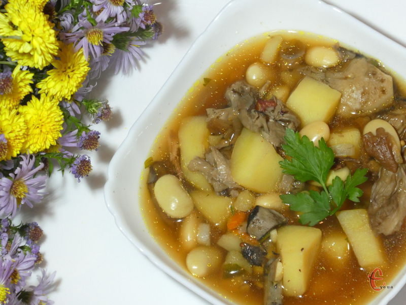 Смачний, ситний й дуже ароматний грибний суп з квасолею. 