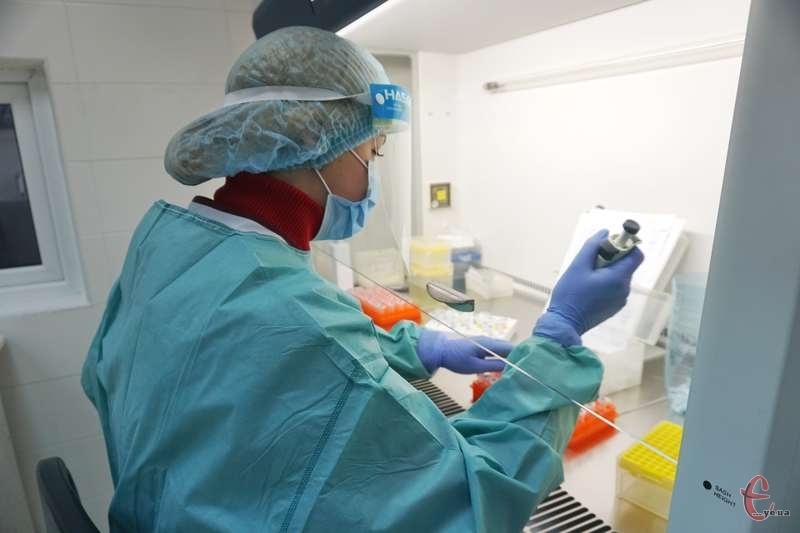 Сайт "Є" побував у лабораторії, де досліджують проби на коронавірус