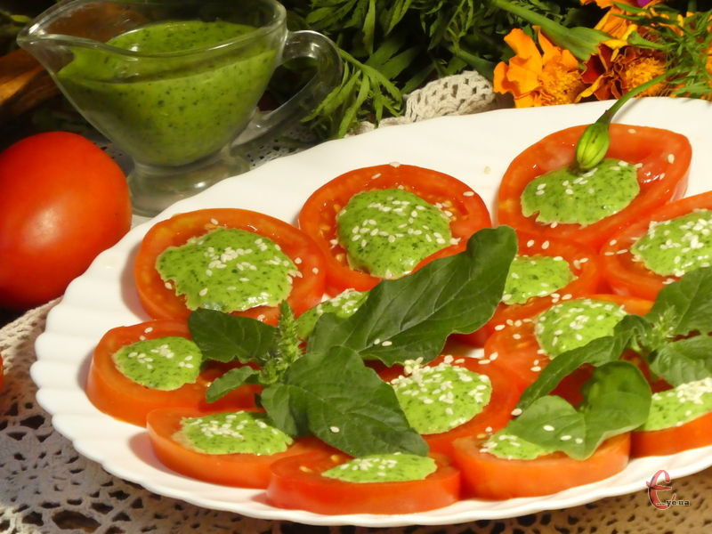 Базилік і часник — це так смачно й ароматно, а з помідорами цей соус взагалі розкішно поєднується.
