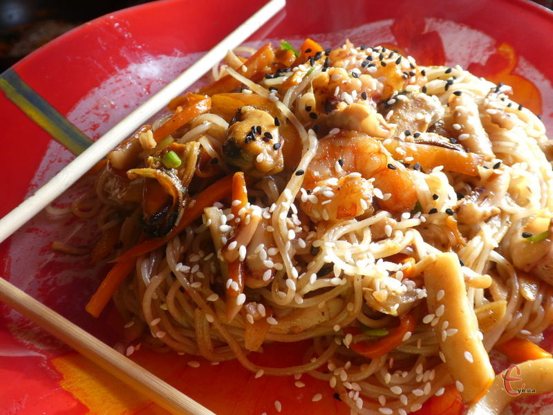 Локшина удон з морепродуктами — яскравий приклад традиційної японської кухні.