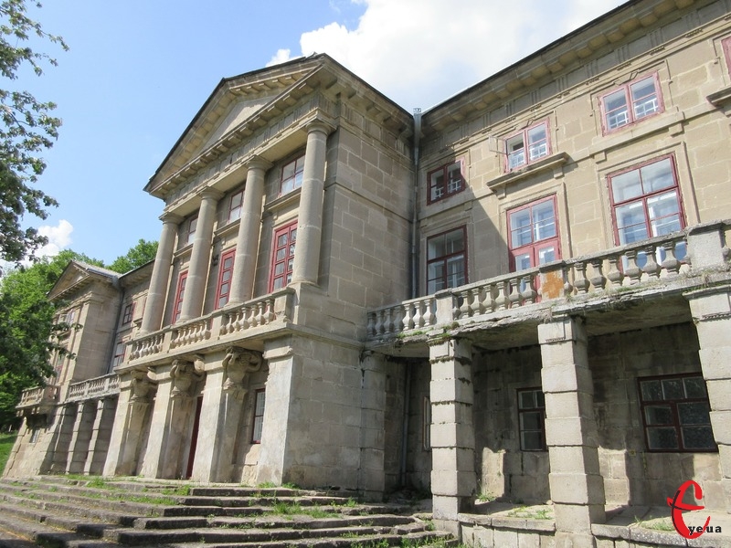 Зали в палаці були перебудовані за радянських часів, настінні розписи збиті до каменя або заштукатурені