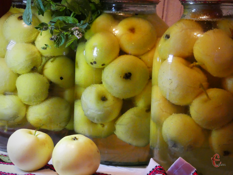 Взимку мариновані яблучка можна поєднувати з іншими овочами та фруктами, приготованими за допомогою маринування, або подавати як самостійну закуску.