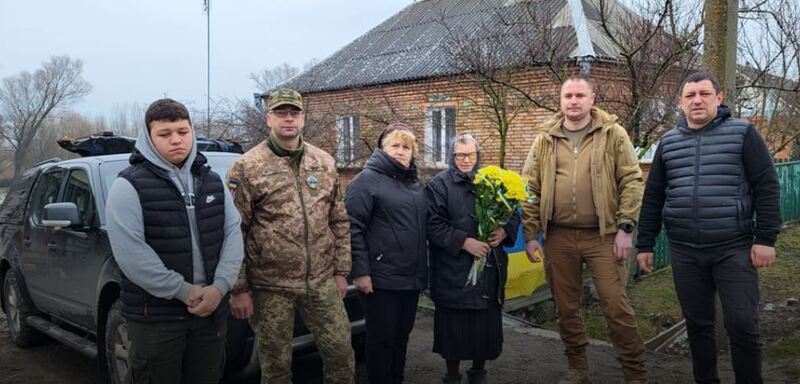 Мати загиблого воїна Володимира Дмитрука придбала автівку для підрозділу, де служив її син
