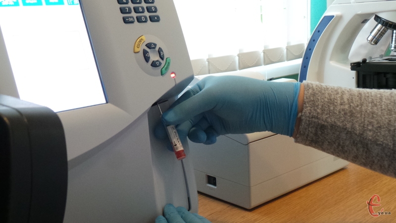 Нове обладнання дозволяє робити точні аналізи крові досить швидко. 