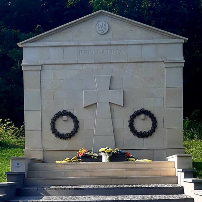 У селі Великі Зозулиці на Красилівщині відкрили меморіал на братській могилі вояків Армії УНР