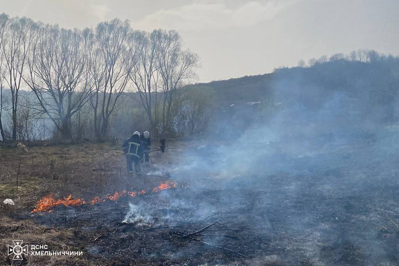 У перший день квітня вогнеборці Хмельниччини залучалися до гасіння пожеж 12 разів