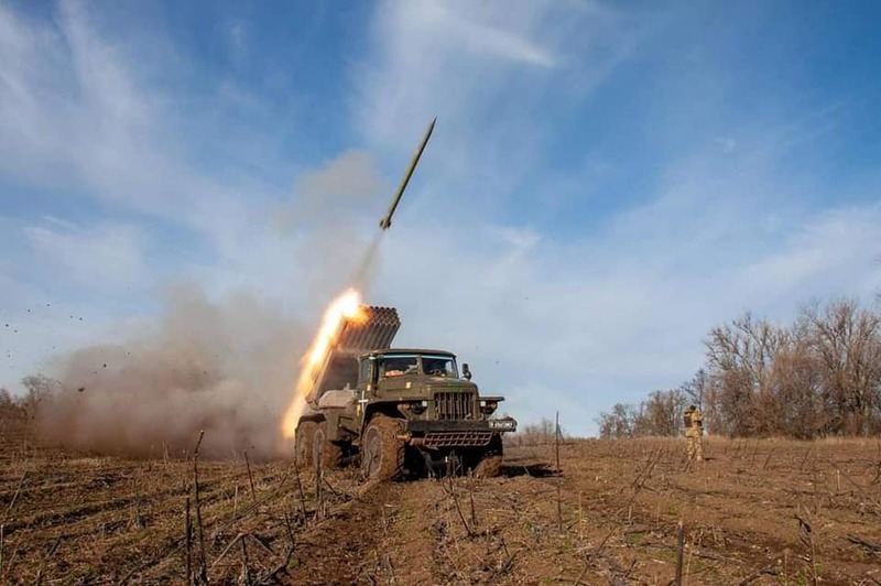 Українські підрозділи ракетних військ і артилерії знищують техніку, склади та живу силу окупантів