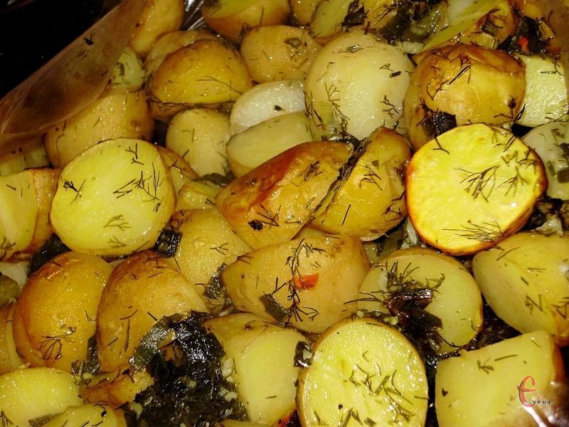 Така картопелька вирізняється багатим смаком та неймовірним ароматом, адже всі інгредієнти насичуються соками одне одного.