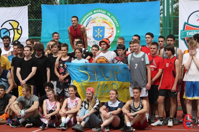 Учасники баскетбольного турніру в Хмельницькому виступили проти війни в Україні та своїми благодійними внесками підтримали захисників, які захищають нині країну від окупантів