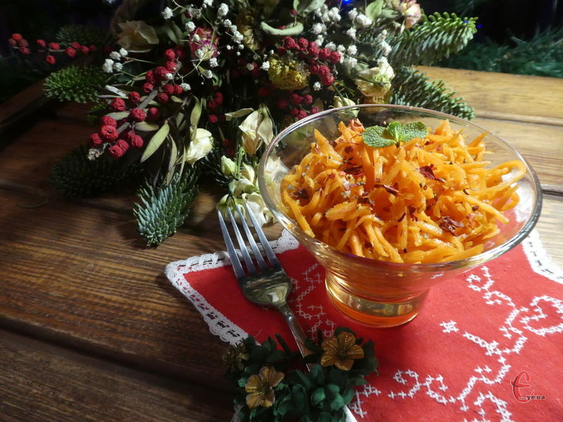 Морква виходить ароматною, дуже соковитою, солодко-гостренькою, в міру хрусткою.