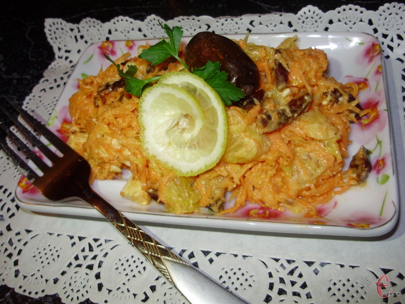 Салат добре підходить до екзотичних страв із каррі, до смажених курячих ніжок або шніцеля з індички. 