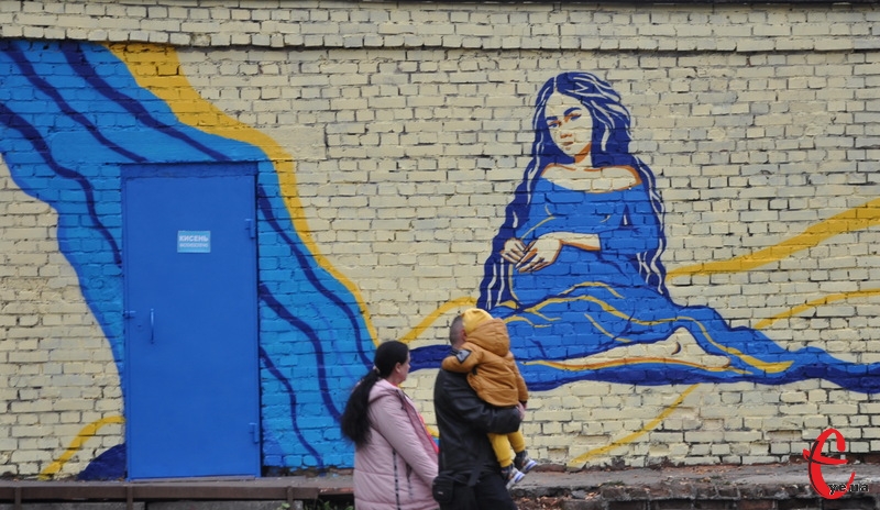 Вагітну жінку намалювали на стінах міського перинатального центру