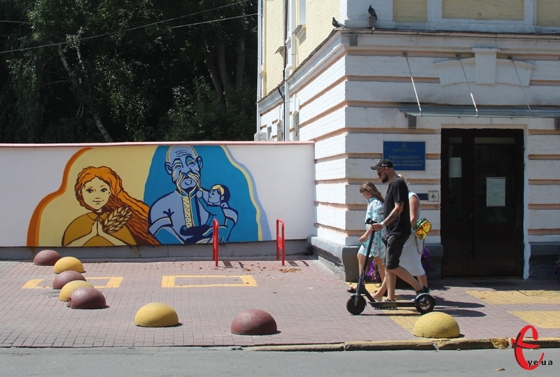 У Хмельницькому продовжують малювати яскраві вуличні малюнки