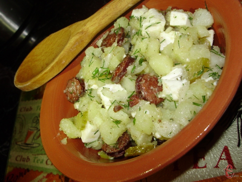 Традиційно салат готують із копченою грудинкою або мисливськими ковбасками, але деякі кухарі використовують куряче м'ясо або навіть язик. 