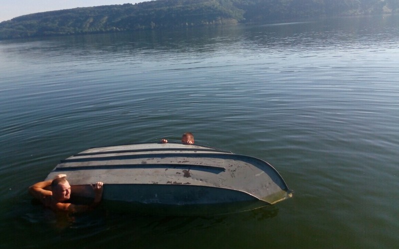 На Дністрі перекинувся човен і двоє відпочиваючих опинилися в воді