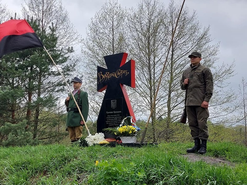 Меморіальний хрест полеглим воїнам УПА в урочищі Бридурин, що неподалік Славути