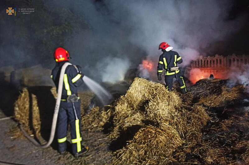 У селі Варварівка Полонської громади загорілися тюки соломи