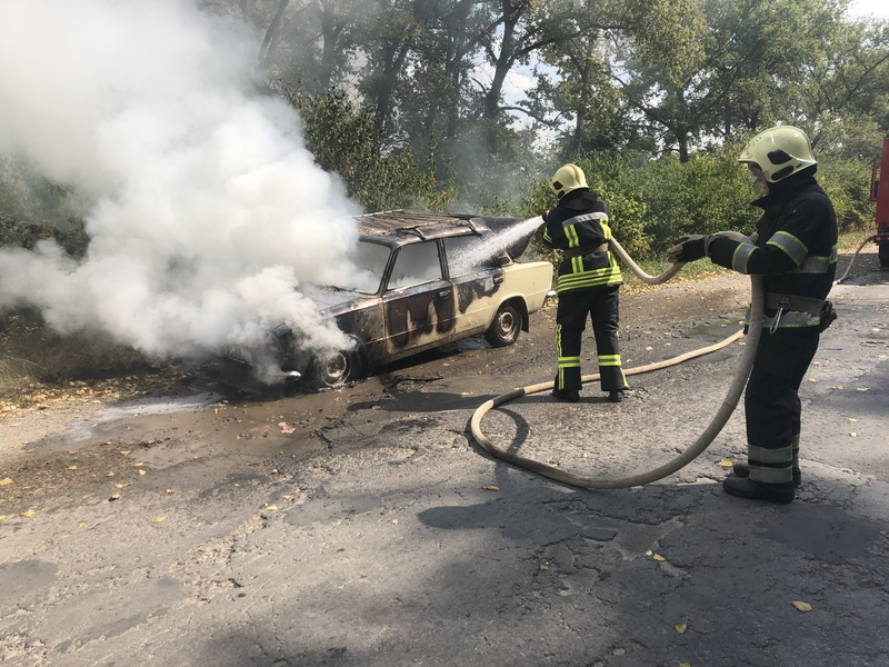 У Чемеровецькому районі автівка загорілася під час руху
