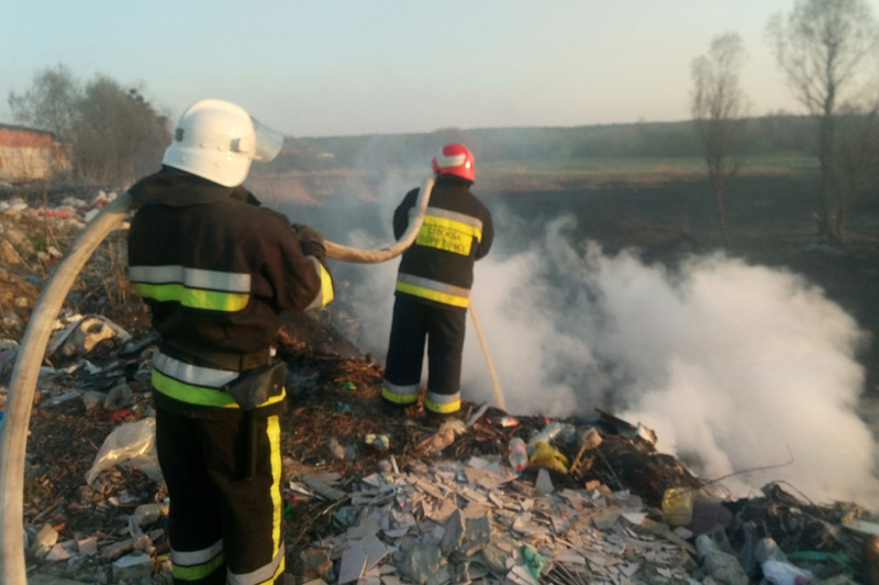 Славутські рятувальники ліквідували пожежу сухої трави на відкритій території