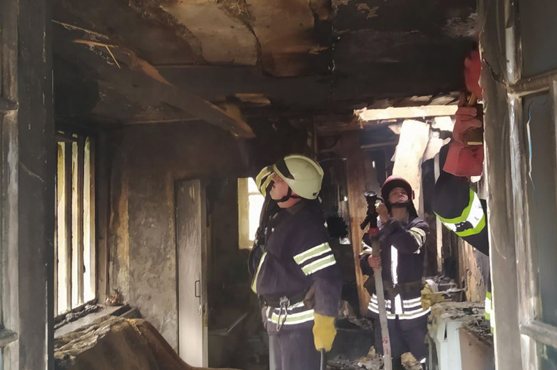 У Старокостянтинівському районі пожежа у житловому будинку забрала життя 77-річного чоловіка