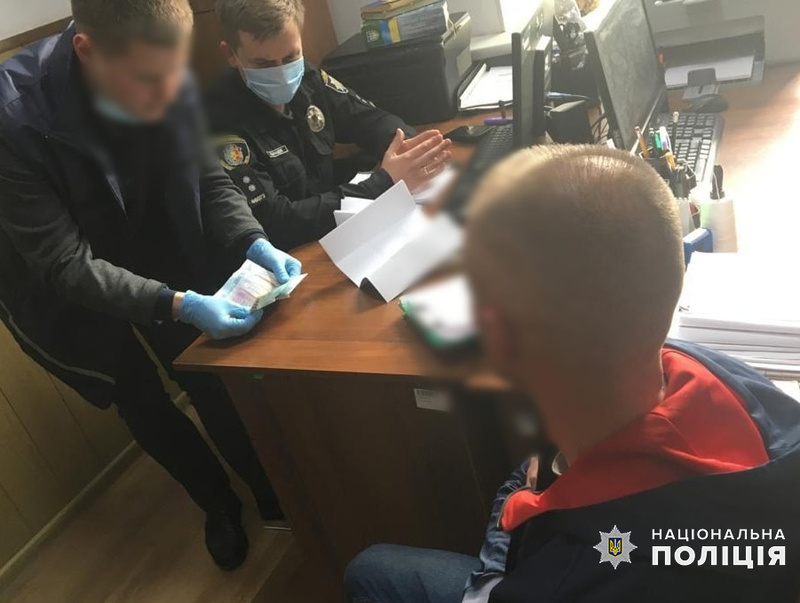 На Хмельниччині внутрішня безпека поліції затримала чоловіка на спробі підкупу слідчого поліції