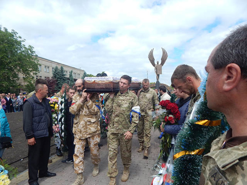Прощання відбулося на площі Незалежності біля пам’ятника "Героям України’"