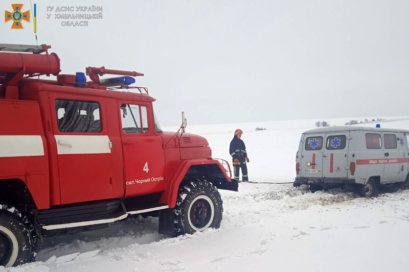 На Хмельниччині автомобілі продовжують опинятися у снігових заметах