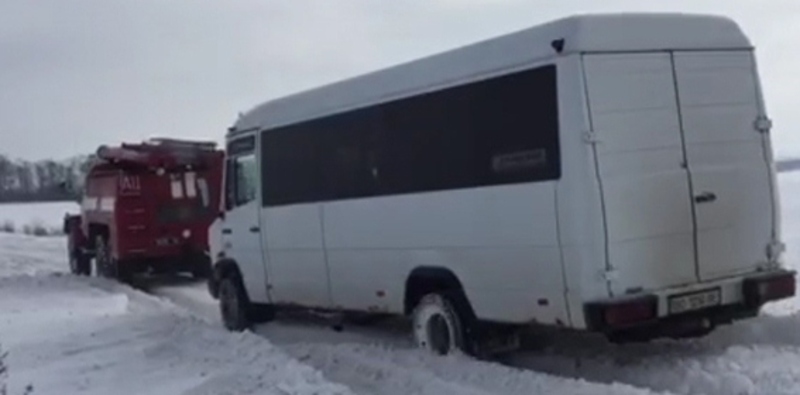 На Хмельниччині майже півсотні автівок застрягли в сніговому заторі. Фото: km.dsns.gov.ua