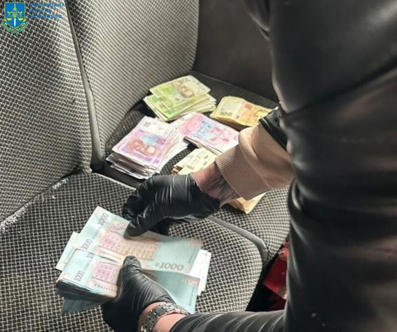 Працівниця передала зловмиснику понад 160 тисяч гривень, після чого чоловік на своїй автівці покинув місце злочину