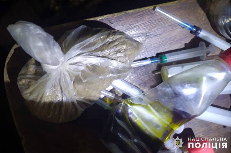 Під час санкціонованого обшуку в помешканні підозрюваного правоохоронці виявили та вилучили пакети з рослинами маку, інгредієнти та приладдя для виготовлення наркотичної речовини