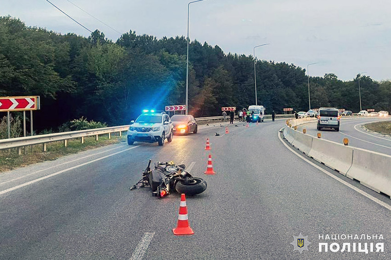 Чоловік на мотоциклі зіткнувся з відбійником