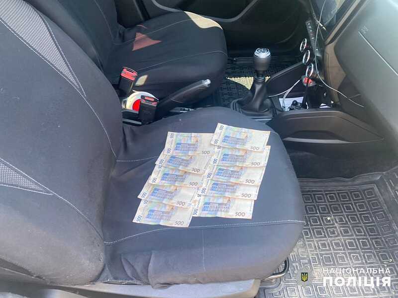Щоб уникнути відповідальності за нетверезе водіння, чоловік поклав у поліцейську автівку 5 тисяч гривень