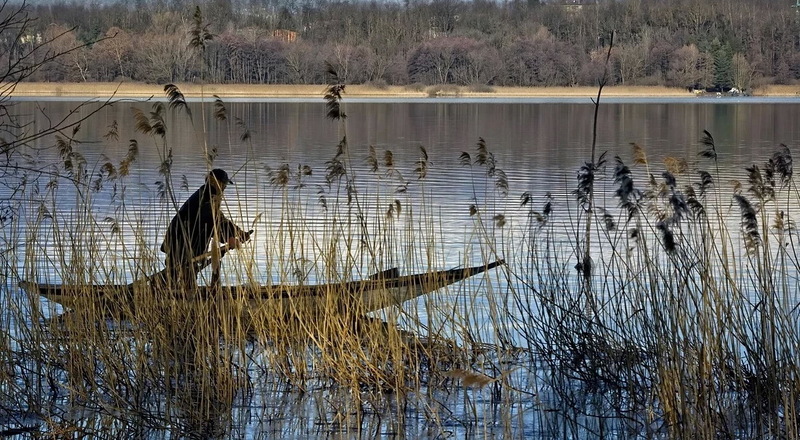 Під час проведення рейдів на Щедрівському водосховищі річки Південний Буг інспектори помітили браконьєрський човен