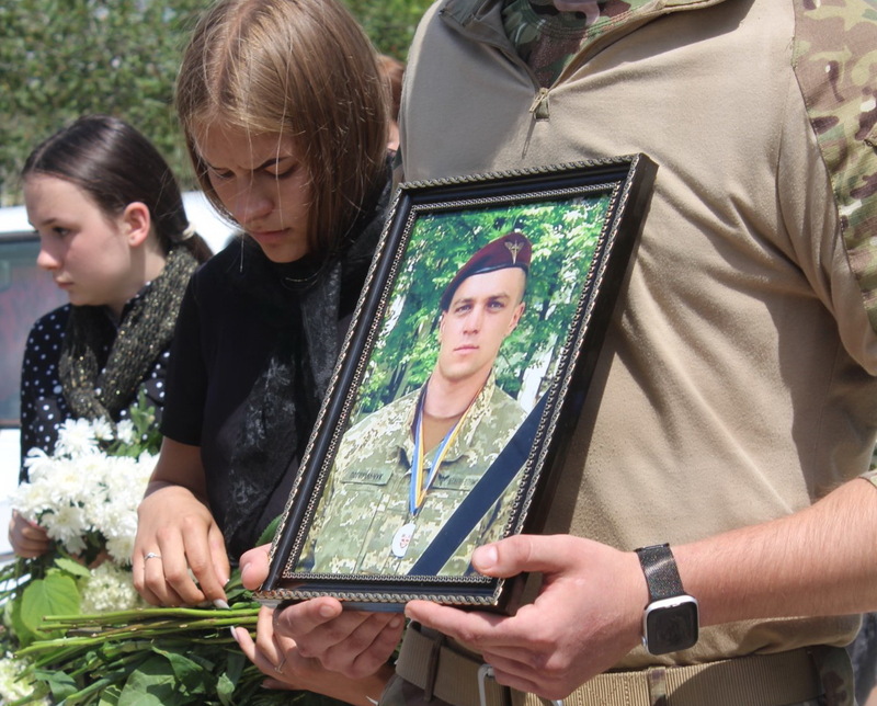 У Героя залишилися мама, яка втратила на російсько-українській війні двох своїх синів..