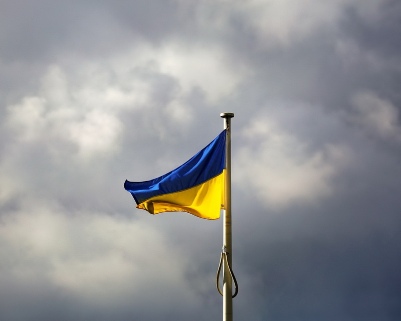 Бійця поховали із військовими почестями під синьо-жовтим стягом у селі Новоставці
