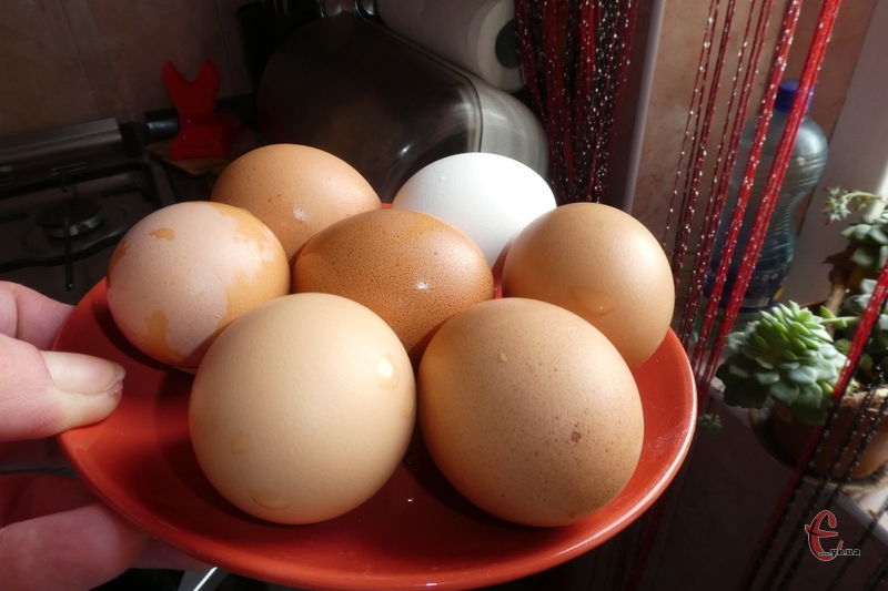 Не бажано варити яйця занадто довго, оскільки на жовтку може утворитися наліт некрасивого зеленуватого кольору, а білок буде «гумовим». 