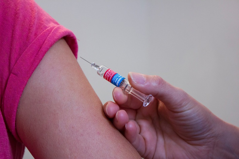 Перша вакцина від коронавірусу захищає на 90%