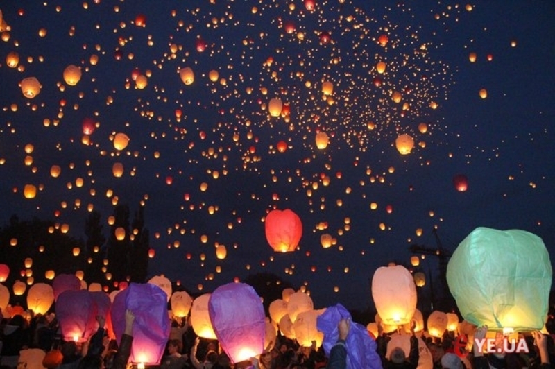 У День міста 2014 року хмельничани запустили у небо кілька тисяч китайських ліхтариків